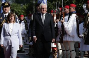 Το θέμα των γερμανικών επανορθώσεων έθεσε η Κατερίνα Σακελλαροπούλου στον Φρανκ-Βάλτερ Σταϊνμάιερ - Νομικά το θέμα θεωρείται λήξαν, είπε ο Πρόεδρος της Γερμανίας