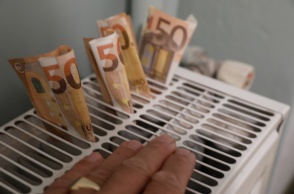 Χέρι και χρήματα πάνω σε καλοριφέρ