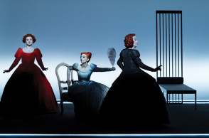 Τρεις γυναίκες: Η Καρυοφυλλιά Καραμπέτη, η Λουκία Μιχαλοπούλου και η Ρένη Πιττακή μιλούν για τον Ρόμπερτ Ουίλσον και την πρωτοποριακή του παράσταση.  