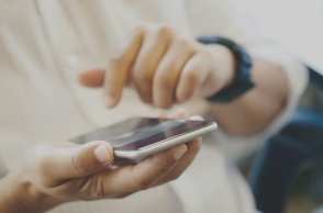 Χέρι που κρατά κινητό