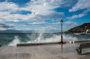 Με ισχυρούς ανέμους και πτώση της θερμοκρασίας ο καιρός τη Δευτέρα