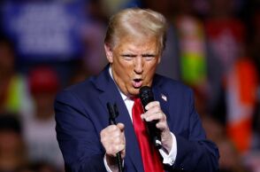 Κακό μικρόφωνο! Η βλάβη που εξόργισε τον Τραμπ 