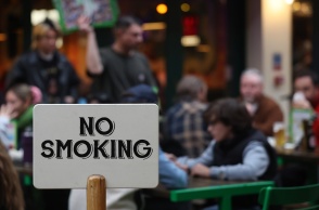 Ταμπέλα που γράφει: «Απαγορεύεται το κάπνισμα»