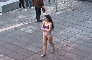 Γδύθηκε κοιτώντας στα μάτια τους Μουλάδες της Τεχεράνης