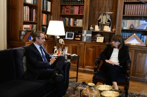 Κυριάκος Μητσοτάκης και Κατερίνα Σακελλαροπούλου σε συνάντησή τους στο Προεδρικό Μέγαρο