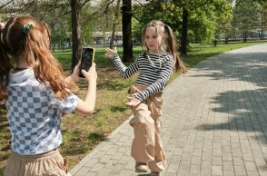 Παιδιά που φωτογραφίζονται από κινητό