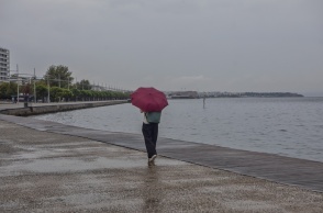 Άτομο περπατά με ομπρέλα 