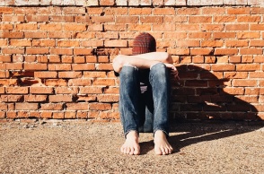 Αγόρι που κρύβει το πρόσωπό του - Εικόνα που παραπέμπει σε bullying