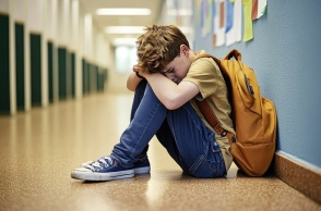Παιδί καθισμένο στο πάτωμα - Εικόνα που παραπέμπει σε bullying