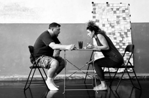 Anser: Συνέντευξη με τον ράπερ για τον πρωταγωνιστικό του ρόλο στη θεατρική παράσταση «Η Ατζέντα» που σκηνοθετεί ο Δημήτρης Αγοράς στο Altera Pars.