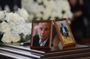 Φωτογραφίες του Γιάννη Μπουτάρη πάνω στο φέρετρό του