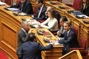 Ο Νίκος Παππάς έκανε δώρο το βιβλίο του στον Κυριάκο Μητσοτάκη 