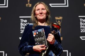 Η Βρετανίδα συγγραφέας Σαμάνθα Χάρβεϊ κέρδισε το βραβείο Booker 2024 για το μυθιστόρημά της «Orbital», που εκτυλίσσεται στο διάστημα