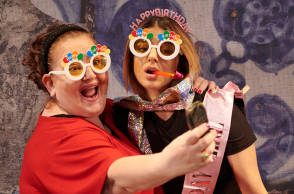 Κερδίστε διπλές προσκλήσεις για το «Μαμά μου!» στο θέατρο Μουσούρη