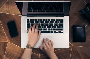 Business Insider: Η τεχνητή νοημοσύνη μείωσε την επισκεψιμότητα και απολύει το 21% του προσωπικού