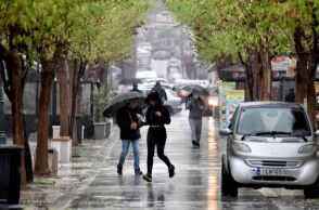 Με βροχές, καταιγίδες και πτώση της θερμοκρασίας ο καιρός την Παρασκευή - Σε ποιες πόλεις θα χιονίσει