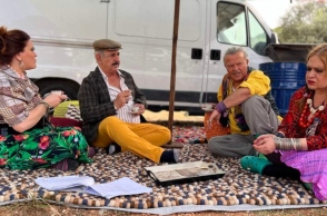 Η Κατάρα της Τζέλας Δελαφράγκα είναι μια σάτιρα της ελληνικής τηλεόρασης