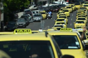ΑΑΔΕ: Πρόστιμο 1.000 ευρώ από Δευτέρα στους οδηγούς ταξί που δεν έχουν το αυτοκόλλητο για πληρωμές με POS στο τζάμι του οχήματος