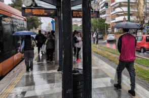 Άτομο με ομπρέλα εν μέσω βροχής