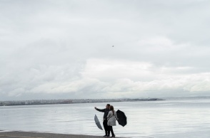 Πολίτες με ομπρέλα φωτογραφίζονται 