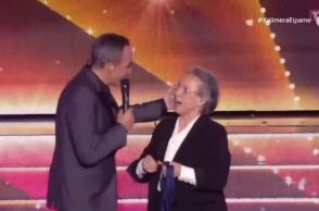 Η μητέρα του Νίκου Αλιάγα εισέβαλε στο σόου του και έγινε viral