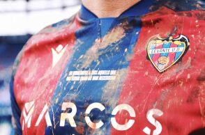 Λεβάντε: Οι ποδοσφαιριστές της ομάδας φόρεσαν λασπωμένες φανέλες για τα θύματα των πλημμυρών στη Βαλένθια