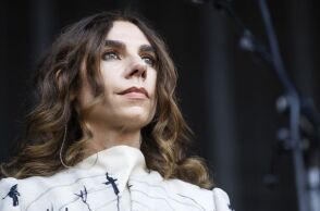 Η PJ Harvey διασκευάζει Joy Division - Ερμηνεύει τον post-punk ύμνο της δεκαετίας του '80 «Love Will Tear Us Apart» στη σειρά «Bad Sisters» του Apple TV+