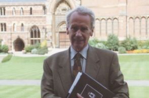 Σαν σήμερα γεννήθηκε ο Κρίστοφερ Τόλκιν, γιος του Τζ. Ρ.Ρ. Τόλκιν, συγγραφέα των Χόμπιτ και Άρχοντας των Δαχτυλιδιών - Η συμβολή του στο έργο του πατέρα του 