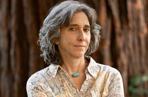 Το κουίρ βιβλίο του μήνα: Η Λέσλι Άμπσερ «Στο σπίτι με τα μυστικά»