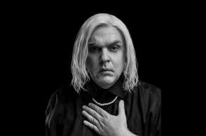 Είμαι η γυναίκα μου: Ο Αντώνης Λουδάρος στον ρόλο της πιο διάσημης Γερμανίδας τρανς