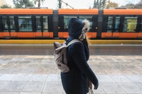 Άτομο ντυμένο με μπουφάν, κασκόλ για να μην κρυώνει από το κρύο