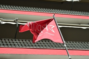 Σημαία έξω από τα γραφεία του ΣΥΡΙΖΑ