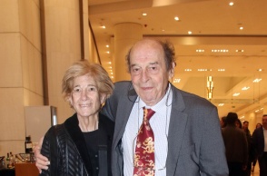 Ο Μανούσος Μανουσάκης, με τη σύζυγό του, Μαρία