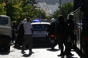 Μεταγωγή του 49χρονου φιλόλογου που συνελήφθη για την υπόθεση της γιάφκας στο Παγκράτι