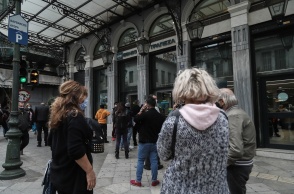 Άτομα περιμένουν σε ουρά για το ΑΤΜ