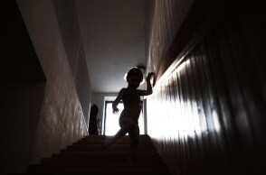 Φιγούρα παιδιού που κατεβαίνει σκάλες