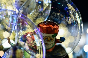 Άγιος Βασίλης μέσα σε μπαλόνι