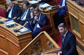 Η Δεξιά, η Αριστερά και το γραφείο 069