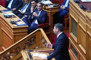 Ο Νίκος Ανδρουλάκης στο βήμα της Βουλής και ο Κυριάκος Μητσοτάκης στα έδρανα της Βουλής