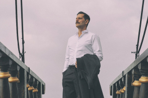 Κερδίστε διπλές προσκλήσεις για την παράσταση «Manolis / καρδιά σε τέσσερις χορδές»