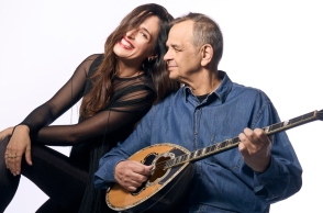 Βερόνικα Δαβάκη: Μιλάει για τη συνεργασία της με τον Βαγγέλη Κορακάκη στον δίσκο «Λαϊκή Απογευματινή» και μας προϊδεάζει για την παράσταση «Προσοχή Παρεμβολές!», που έρχεται στις 3 και τις 10 Δεκεμβρίου στο Θέατρο Άλσος