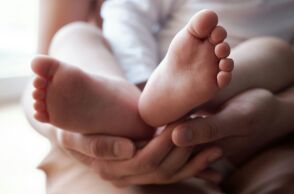 Βόρεια Μακεδονία: Μια γυναίκα γέννησε σε ηλικία 61 ετών, καταγράφοντας ρεκόρ για τη χώρα - Είχε υποβληθεί 10 φορές σε εξωσωματική γονιμοποίηση.