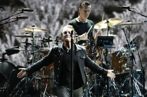 Οι U2 ηχογραφούν νέα μουσική με τον ντράμερ Λάρι Μούλεν Τζ. πίσω στο στούντιο μετά τον τραυματισμό του και συνεργάζονται με τον Μπράιαν Ίνο.