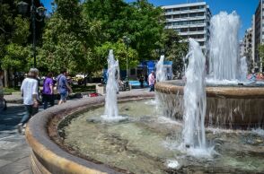 Χάρης Δούκας: Γιατί δεν έχει καθαριστεί ποτέ το σιντριβάνι στην πλατεία Συντάγματος 