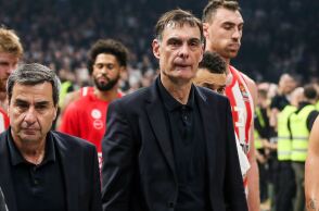 Γιώργος Μπαρτζώκας: Καταγγελία του Ολυμπιακού για επίθεση οπαδού της Παρτιζάν στον προπονητή των Πειραιωτών