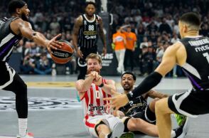 Ο Τόμας Γουόκαπ μαρκάρεται από παίκτες της Παρτιζάν