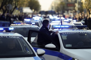 Αστυνομικός έξω από περιπολικό