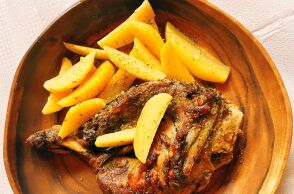 Μεζέδες, ψαράκια και κρητικές πινελιές στα εστιατόρια που τιμούν την ελληνική κουζίνα