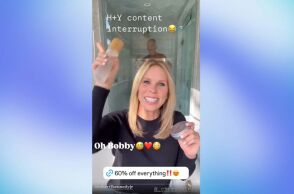 Δημοσιοποίησε βίντεο με τον Ρόμπερτ Κένεντι Τζούνιορ στο ντους η ηθοποιός Τσέριλ Χάινς, ενώ η ίδια διαφήμιζε προϊόντα ομορφιάς - Αντιδράσεις στα social media