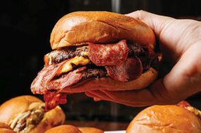 Βολτάρουμε στην πόλη και ανακαλύπτουμε τα καλύτερα στέκια του street food